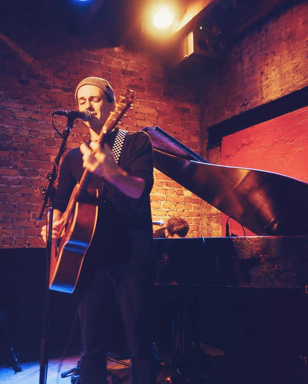 オーウェン・ダノフのインスタグラム：「#tbt to one of my last shows of the decade at @rockwoodmusichall in NYC. My first show of 2020 is Thursday 1/9 at the same venue (Stage 2 this time!) Ticket link in bio 🙂 📸 @wunderkind」