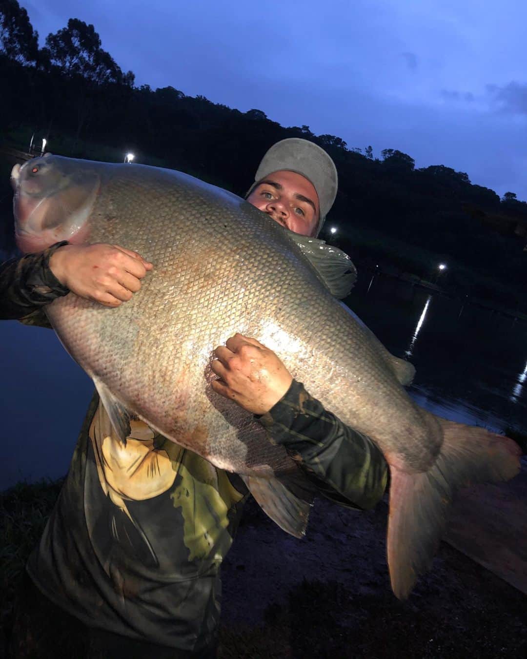 ナタンのインスタグラム：「No @kikiturismo  32 kg de Tambatinga 🎣🔝 Bóia torpedo @jrpescaoficial + chicote de 3/4 metros + geleia de mocotó 💥💥 Roupas @marnegrofishing」