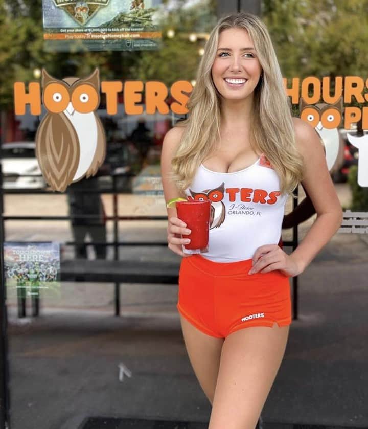 Hootersさんのインスタグラム写真 - (HootersInstagram)「Starting the year off right 🍹」1月3日 5時01分 - hooters