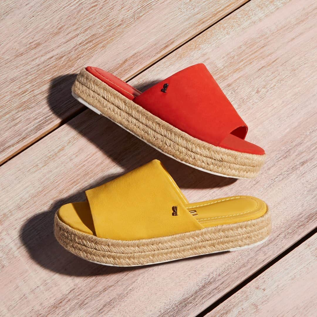 Santa Lollaさんのインスタグラム写真 - (Santa LollaInstagram)「Quer opção mais confortável que nossas flatforms? O cabedal colorido acende qualquer produção. [ R$169,90 cada ] #espadrille #santalollaverao20」1月3日 5時02分 - santa_lolla