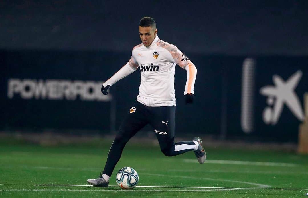 ロドリゴ・モレノ・マチャドのインスタグラム：「1/366 ⚽️ #AmuntValencia @valenciacf」