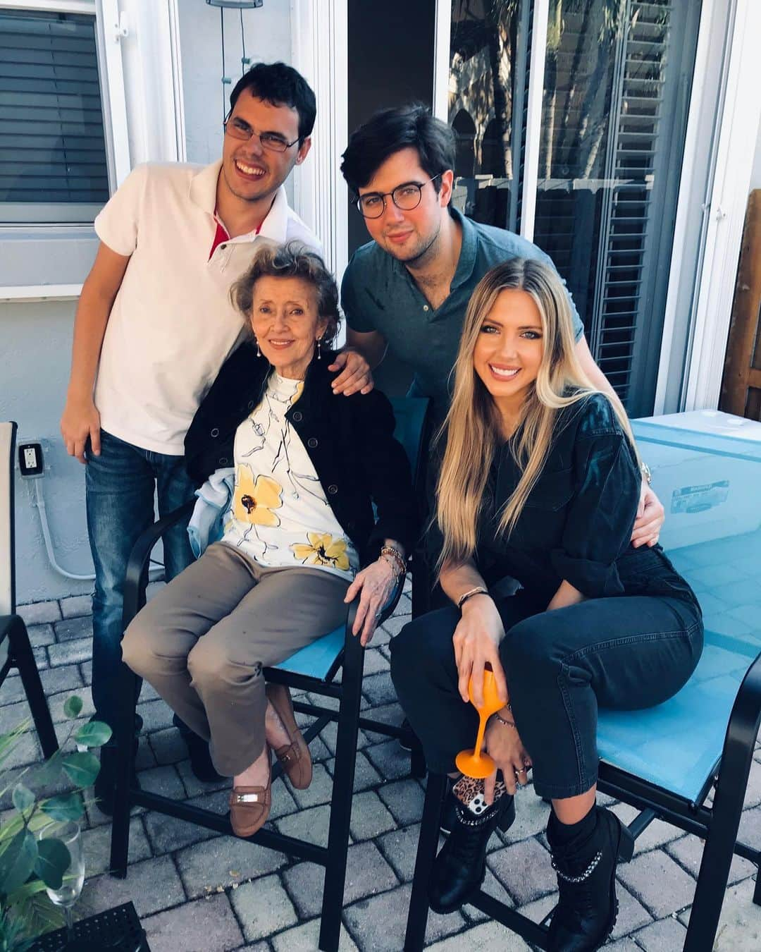 Sascha Barbozaさんのインスタグラム写真 - (Sascha BarbozaInstagram)「Que suerte tengo, estoy con 3 de mis personas favoritas en el mundo! Mi abuela MamaLucrecia, mi hermano que amooo Arturo y mi primo bello Juancho! 🥰 esto es felicidad❤️」1月3日 6時03分 - saschafitness