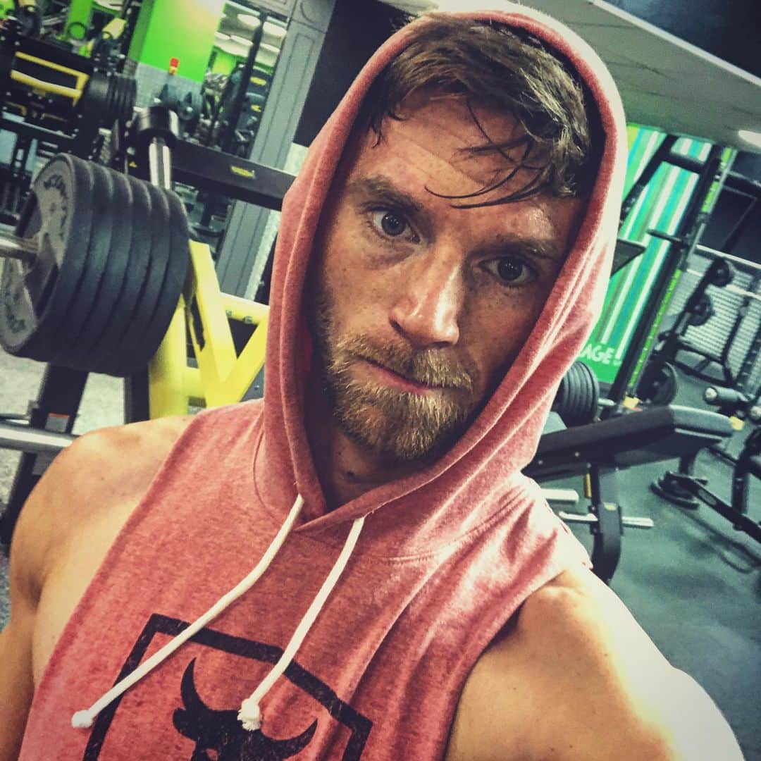 Phil Harrisのインスタグラム：「Ready to take 2020 head on!!! 👊🏼💪🏼 Happy New Year to you all 🎉🍾 Here’s to a year of success and happiness! 🙌🏼✨🥰 . #newyear #2020 #loveyourself #freshstart #happiness #work #workout #betterme #success」