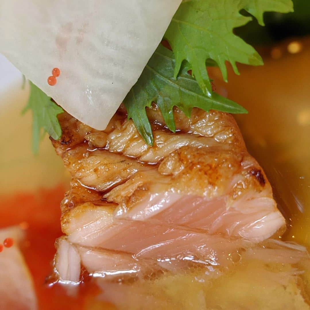 大見さなえさんのインスタグラム写真 - (大見さなえInstagram)「ローマの1ツ星レストラン😍⭐️﻿ 『Marco Martini Restaurant Cocktail Bar』﻿ ﻿ 星付きもランチだとリーズナブルに体験できる☺️💓﻿ パスタは必須で、メインは﻿ レアな焼き鮭にポン酢、スライス大根を使用した日本﻿ 料理をイメージしたものも✨﻿ ﻿ オシャレだけどかしこまり過ぎない雰囲気で、﻿ 英語メニューもあるから安心🙆‍♀️✨﻿ ﻿ #marcomartinicocktailbar﻿ #ローマグルメ #ローマ旅行 #イタリア﻿ #イタリア旅行 #イタリアグルメ﻿ #italian #roma #italia #pixelで撮影﻿ #めぐログ_ローマ #1つ星レストラン」1月3日 6時09分 - tabe_megumi