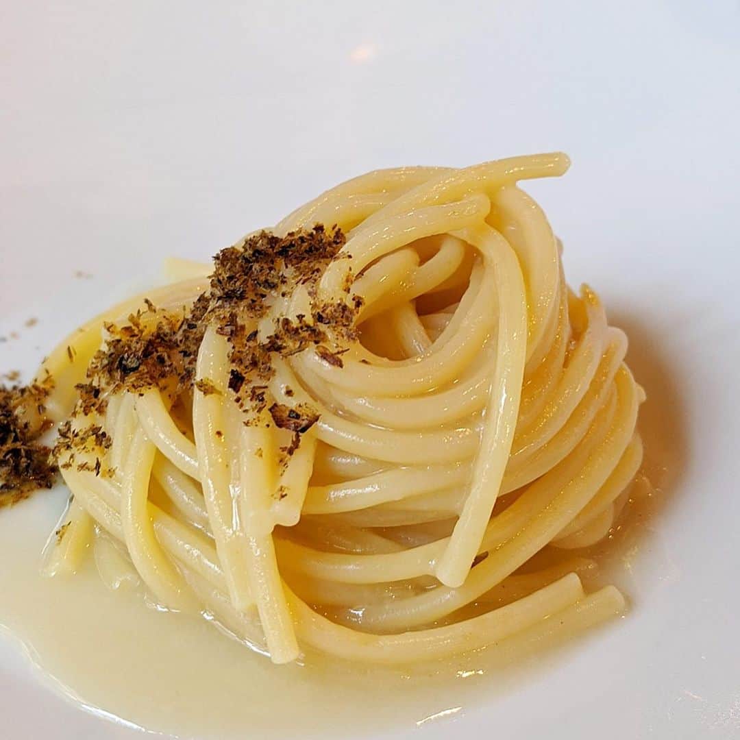 大見さなえさんのインスタグラム写真 - (大見さなえInstagram)「ローマの1ツ星レストラン😍⭐️﻿ 『Marco Martini Restaurant Cocktail Bar』﻿ ﻿ 星付きもランチだとリーズナブルに体験できる☺️💓﻿ パスタは必須で、メインは﻿ レアな焼き鮭にポン酢、スライス大根を使用した日本﻿ 料理をイメージしたものも✨﻿ ﻿ オシャレだけどかしこまり過ぎない雰囲気で、﻿ 英語メニューもあるから安心🙆‍♀️✨﻿ ﻿ #marcomartinicocktailbar﻿ #ローマグルメ #ローマ旅行 #イタリア﻿ #イタリア旅行 #イタリアグルメ﻿ #italian #roma #italia #pixelで撮影﻿ #めぐログ_ローマ #1つ星レストラン」1月3日 6時09分 - tabe_megumi