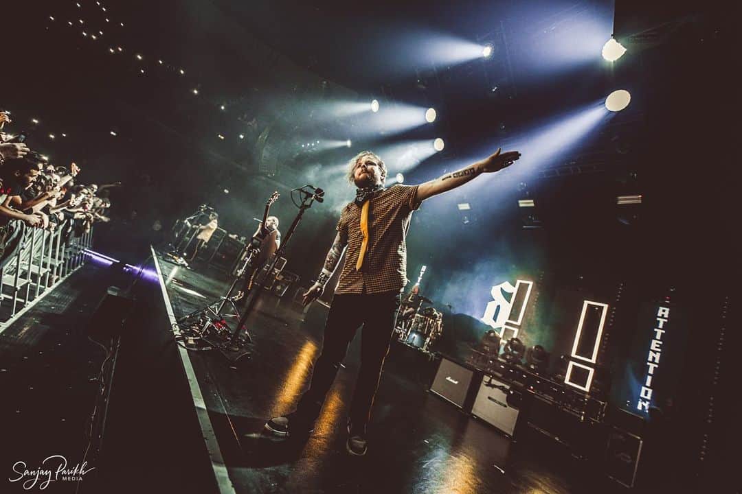 Shinedownさんのインスタグラム写真 - (ShinedownInstagram)「✌️out to another great year of playing epic shows in incredible cities across the world! How many Shinedown shows did you attend in 2019? Who plans to add to that number in 2020? #SDDeepDiveTour . . 📷 @sanjayparikhphoto #shinedown #shinedownfamily #shinedownlive  #throwbackthursday #reflecting」1月3日 6時14分 - shinedown