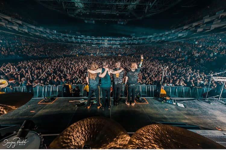 Shinedownさんのインスタグラム写真 - (ShinedownInstagram)「✌️out to another great year of playing epic shows in incredible cities across the world! How many Shinedown shows did you attend in 2019? Who plans to add to that number in 2020? #SDDeepDiveTour . . 📷 @sanjayparikhphoto #shinedown #shinedownfamily #shinedownlive  #throwbackthursday #reflecting」1月3日 6時14分 - shinedown