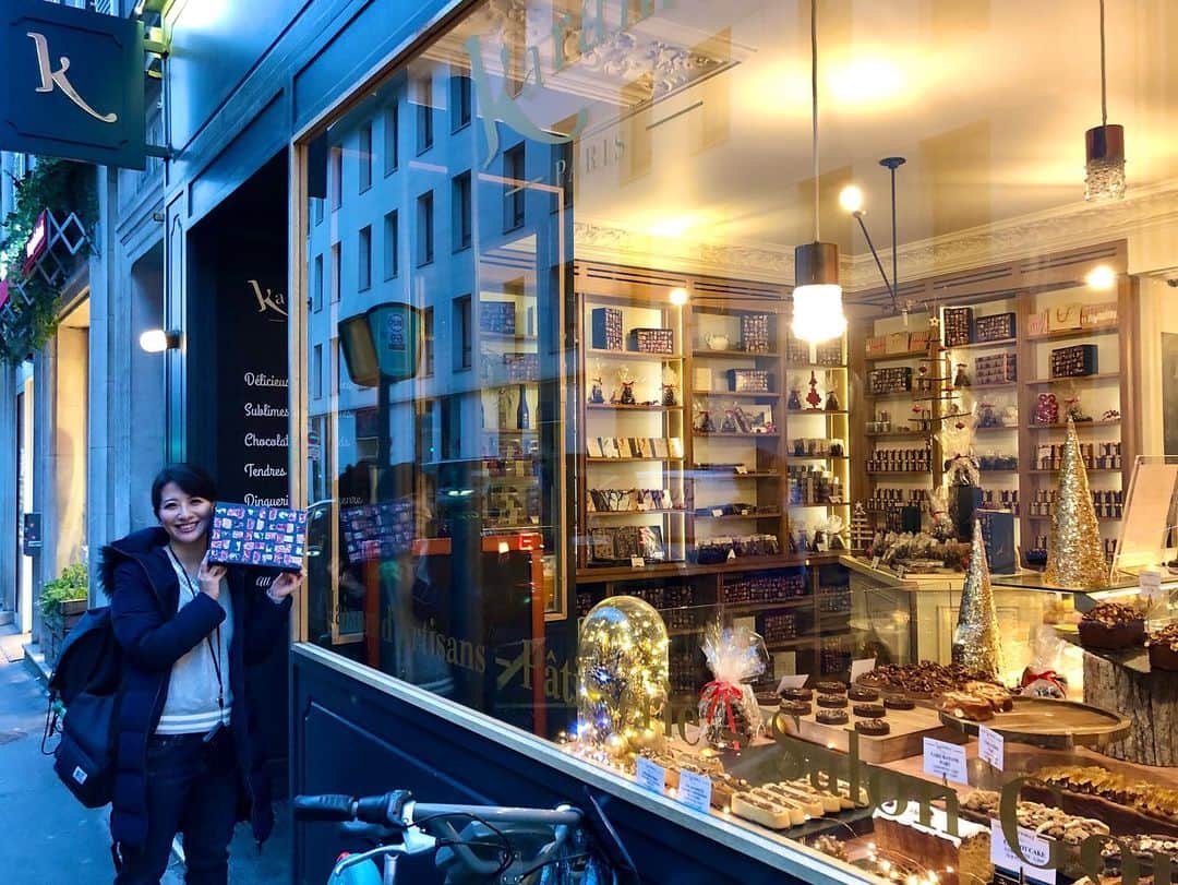 矢部あやのインスタグラム：「念願のKaramel Parisへ♡ サロンデュショコラのイベントで惚れて、ずっとパリの店舗に行きたかった夢が遂に叶いました！ 名前のとおり、キャラメルを得意とするお店なのですが、どこを探してもキャラメルが見つからなくて絶望…。 なんでも、月末に日本で開催されるサロンデュショコラの準備でないらしい…。 まさかのすれ違いです。 持ってる箱は、店内でディスプレイされていてめちゃくちゃ可愛くて、ダメ元で欲しいって言ったら貰えてました（笑） ・ #karamelparis #paris #parischocolate #chocolate  #キャラメルパリ #フランス旅行」