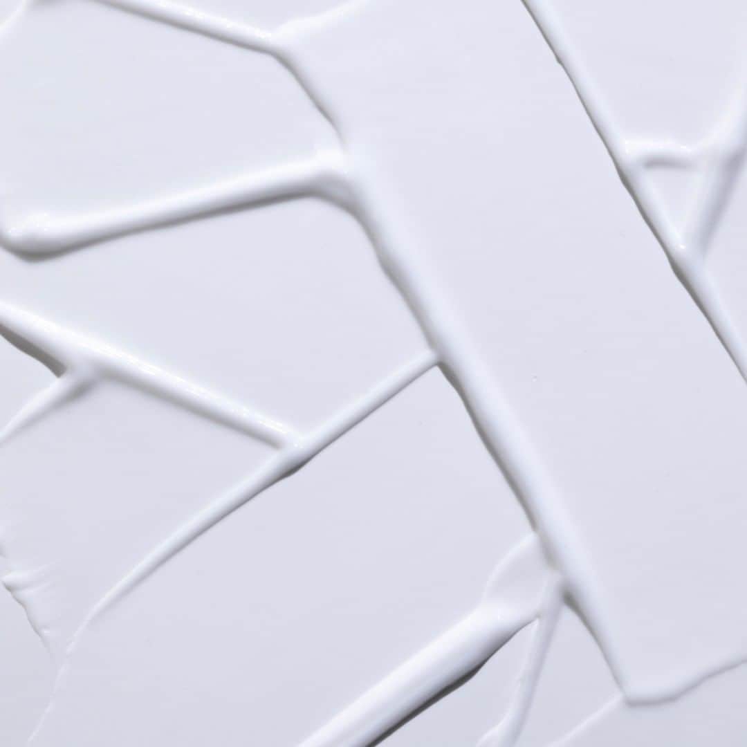 Smashboxのインスタグラム：「Can you guess what primer this is? Hint: it's a 2-in-1 priming moisturizer that provides nonstop hydration for 24 hours. Drop your guesses in the comments below ⬇️」