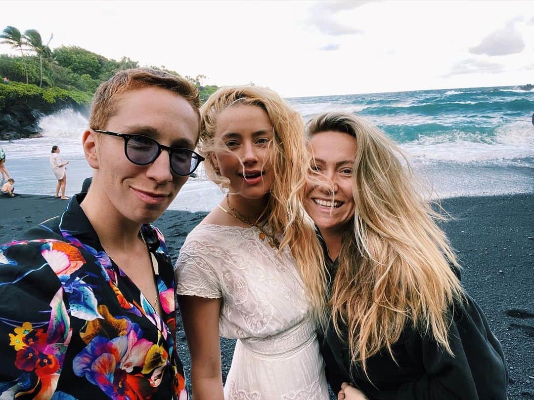 アンバー・ハードさんのインスタグラム写真 - (アンバー・ハードInstagram)「Feel lucky to have been able to hobble down to the most exquisite black sand beach in Hawaii #wickedgame #part2 ??.. @iolovesyou @sasafrassy」1月3日 6時30分 - amberheard