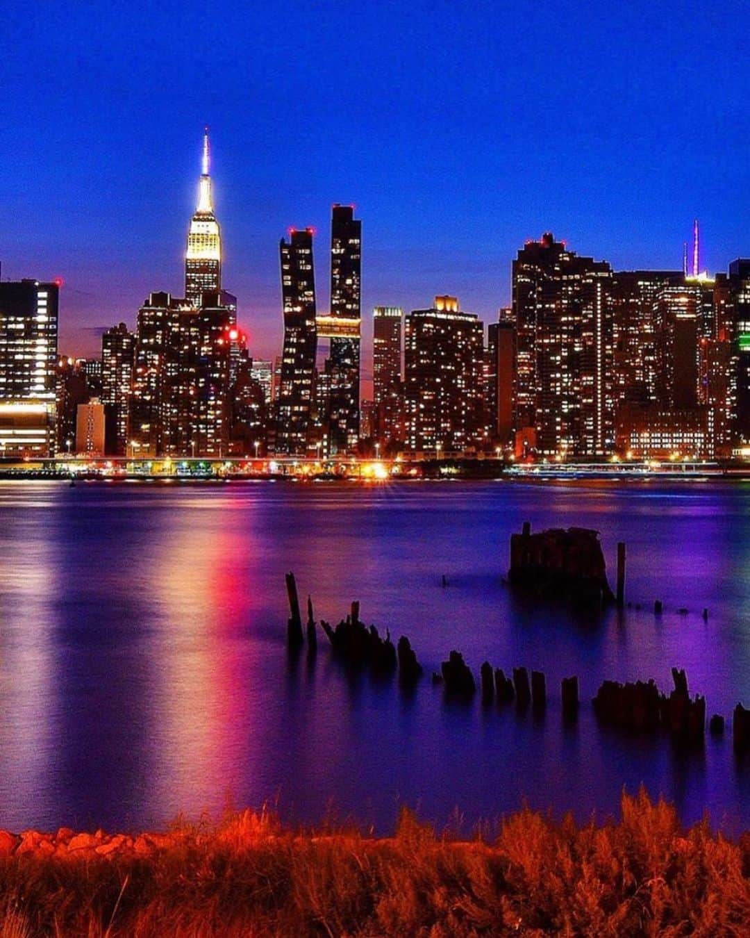 のインスタグラム：「A perfect New York night captured by @gigi.nyc from the Long Island City waterfront.  #bondno9 #bondno9ny #newyork #newyorkcity #nyc #newyorknights #fragrance #perfume #love」