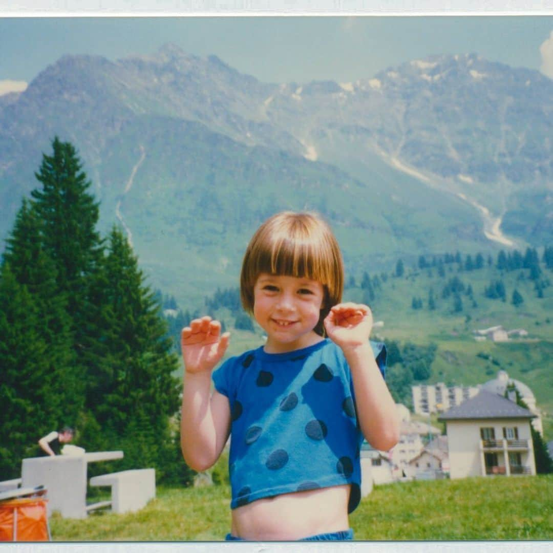 アロナ・タルさんのインスタグラム写真 - (アロナ・タルInstagram)「#tbt I really don’t even know where to begin to describe this look of mine.... 🤦‍♀️#switzerland #youngme #whatwasmymomthinking #notachipmunk oh and happy new year. #2020」1月3日 6時31分 - alonatal