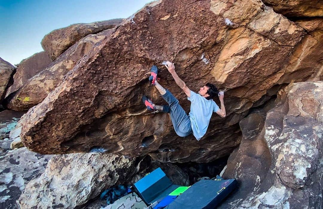 ポール・ロビンソンさんのインスタグラム写真 - (ポール・ロビンソンInstagram)「I had looked at this line over the years... an unrepeated Tim Doyle boulder at the top of the maiden gulley on east mtn, “Brown Out.” @clarkyride @lizzy.ellison and myself went up there to check it out as well as “Sledgehammer.” We all had quite the successful day and I managed to make the 2nd ascent of “Brown Out!” I am not sure if it was or was not given the grade of V12 from the first ascentionist, but it felt a bit closer to V13 in my opinion. Regardless of the grade, this is a must do line for those looking for a new hard proj! Go check it out!!! #bouldering photo: @lizzy.ellison」1月3日 6時36分 - paulrobinson87