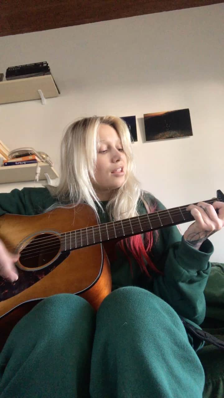 ケイリン・ルッソのインスタグラム：「Cheers to the new year. First full cover 🥳 here’s to more art and more music」
