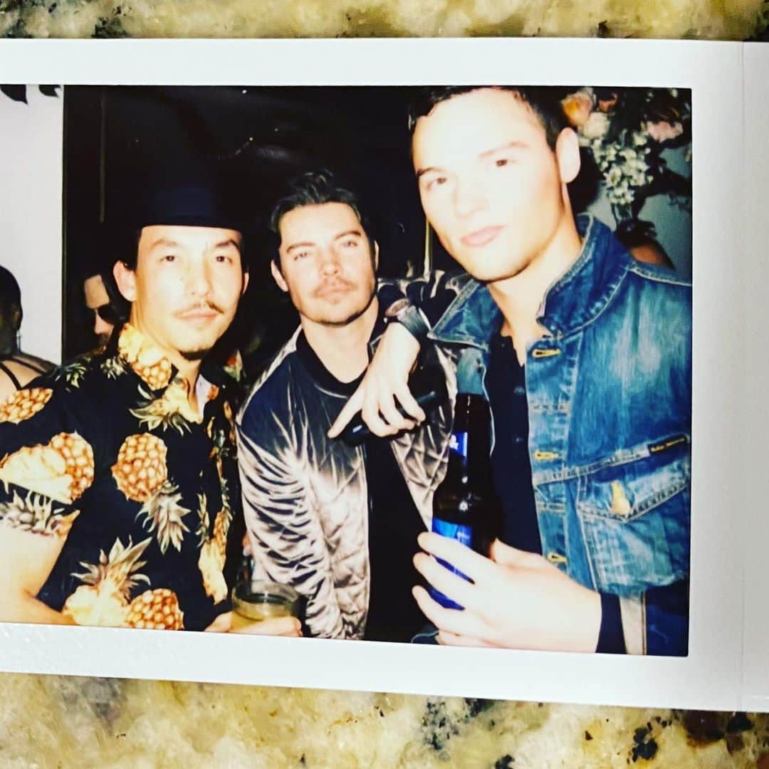 ジョッシュ・ヘンダーソンのインスタグラム：「Happy New year to everyone out there. 2019 was a rough one in many ways but that’s life. So ready for 2020! My music is so close I’m ready to hit the road and meet as many folks and play music for as many folks as possible. Many blessings Love and favor to you ALL.」