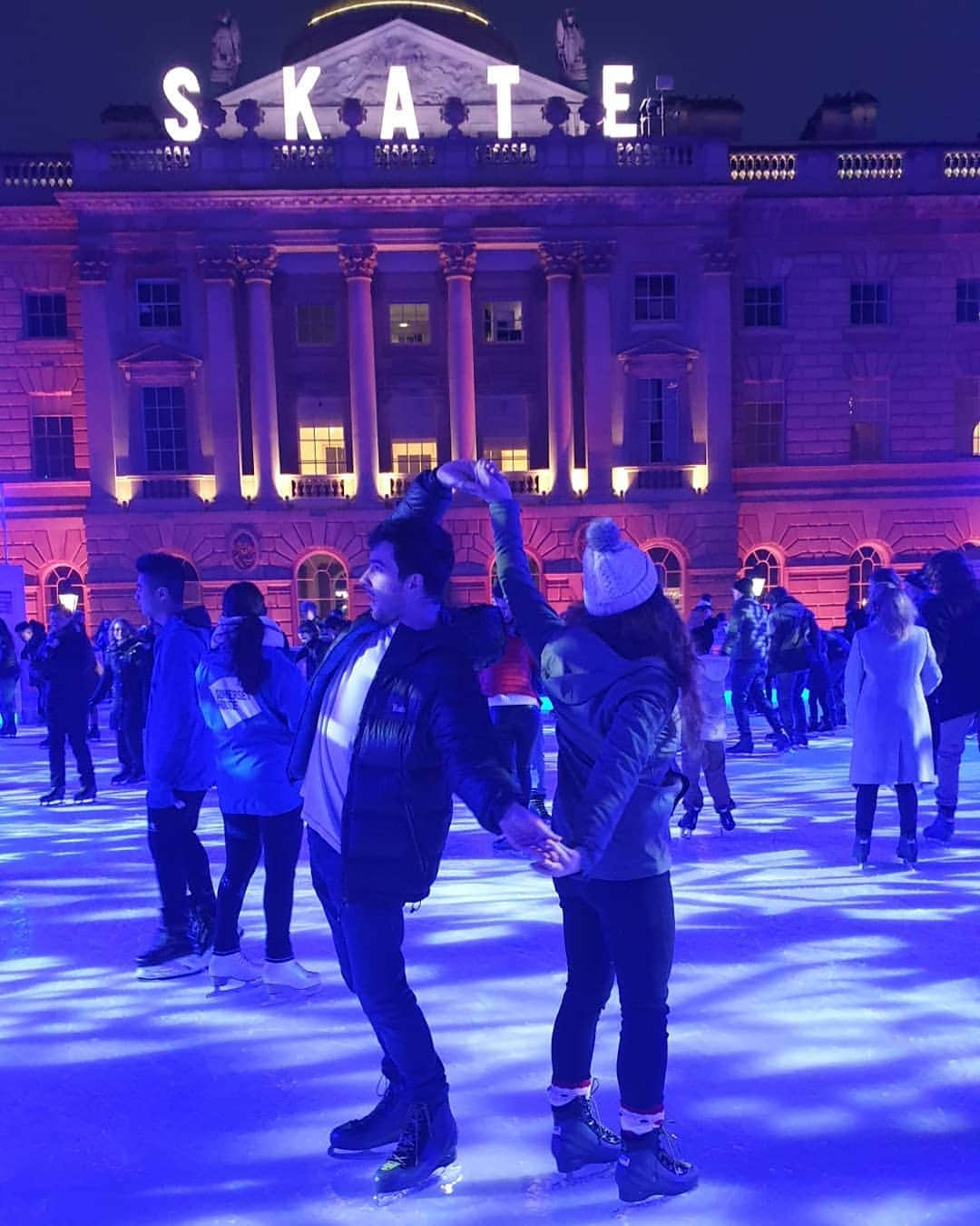 ジェニファー・ピンチズさんのインスタグラム写真 - (ジェニファー・ピンチズInstagram)「Dancing into 2020 on ice with my future husband 😘😁🎉 #thisisouryear #2020vision #2020bride」1月3日 7時00分 - jennifer.pinches