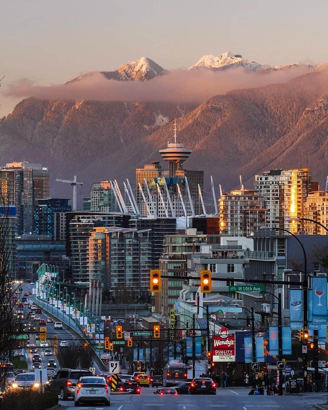バンクーバー観光局- Tourism Vancouverさんのインスタグラム写真 - (バンクーバー観光局- Tourism VancouverInstagram)「日本ではお正月休みの方も多いかと思いますが、バンクーバーでは1月2日から通常の生活に戻りますよ。⁠ 📷 : @sjseto(Instagram)⁠ .⁠ .⁠ .⁠ #カナダ #バンクーバー #Vancouver #旅 #旅行 #女子旅 #旅好き #一人旅 #海外旅行 #トラベル #旅女子 #旅行好きな人と繋がりたい #旅好きな人と繋がりたい #旅行好き #旅行大好き #旅行行きたい #旅に出たい #海外 #旅の記録 #旅の思い出 #旅行記 #旅したくなるフォト #マイトリップ #マイトリ #retrip_global #風景 #世界一周 #ダレカニミセタイケシキ #街並み #山のある風景」1月3日 7時01分 - vancouvertabi
