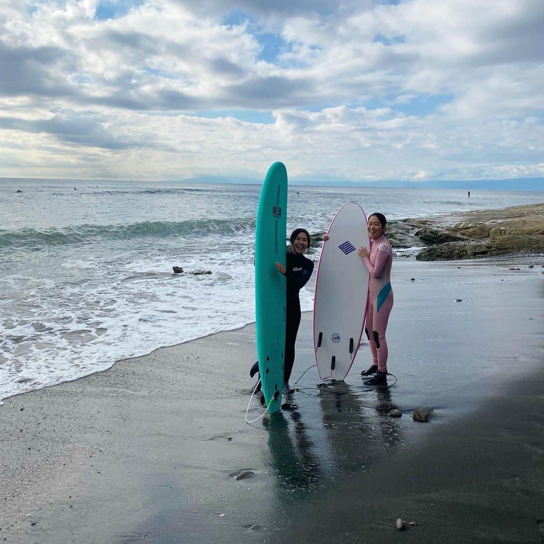 南美沙さんのインスタグラム写真 - (南美沙Instagram)「今年もサーフ初め✨㊗️. いつも一緒にサーフィンするみんなで楽しかった☺️🙏✨. 今年も沢山楽しもう✨🌊. サーファーの皆様✨ 今年もどこかでご一緒出来ましたら、よろしくお願いします。🙇‍♀️🎊 . . . . そして、これから、お仕事で弾丸✈︎Paris→London 行ってきまーす✈︎✨」1月3日 7時04分 - miee.misa