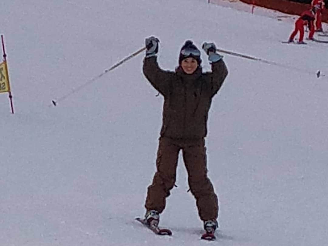 本仮屋リイナさんのインスタグラム写真 - (本仮屋リイナInstagram)「20年ぶりにスキーしました🗻🎿⛄ 義父母のおかげで夫とふたりのんびりと🤗  #ハの字を絶対にくずさず #次々と幼児に追い抜かれても気にせず #たまにコブに乗り上げながら #時速は1km #母校青山学院が素晴らしい走りを見せてくれたので、 #わたしもいい滑りを🧚 #スキーすべリイナ #🎿 #箱根駅伝 #青山学院大学」1月3日 7時19分 - riina_motokariya