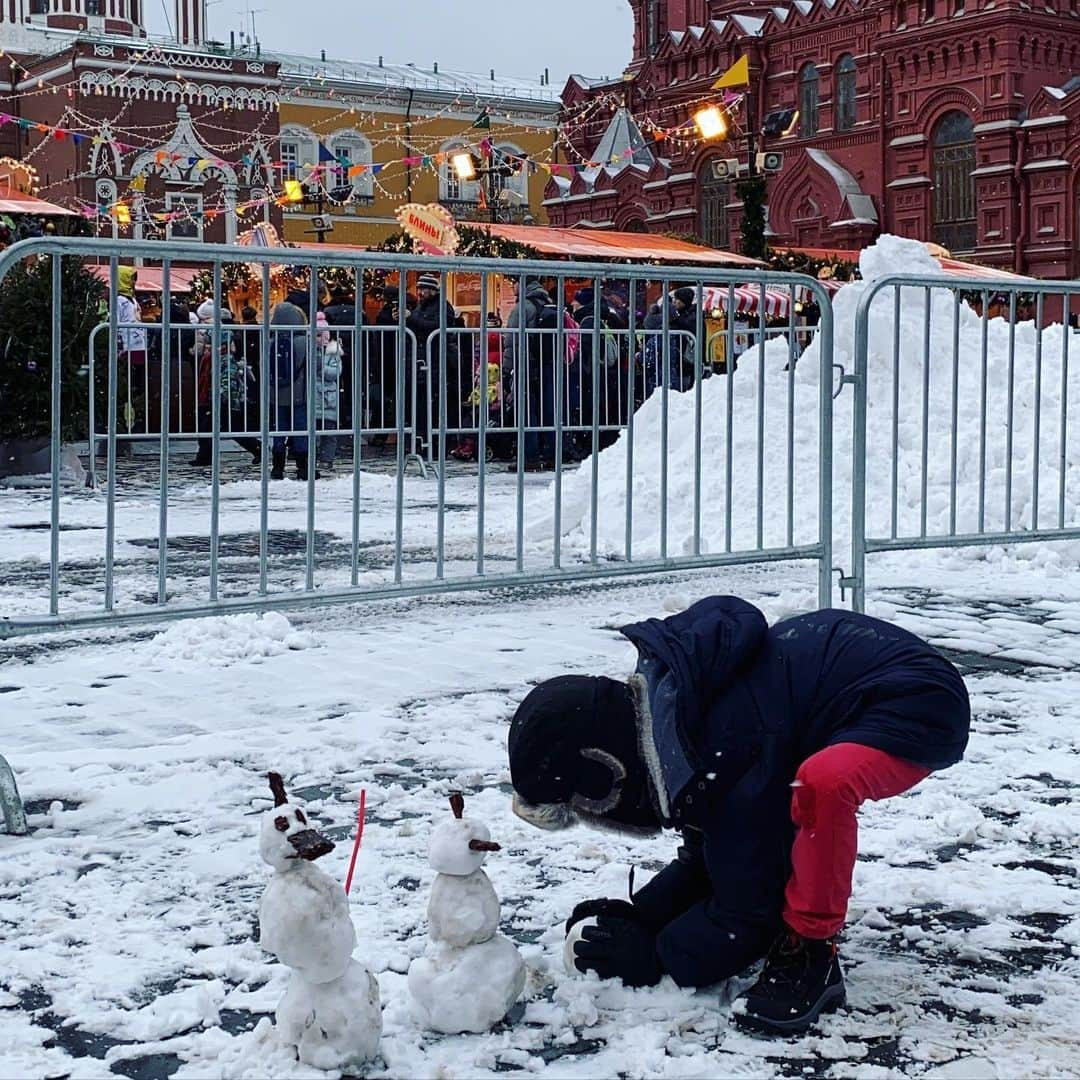 ナタリア・ヴォディアノヴァさんのインスタグラム写真 - (ナタリア・ヴォディアノヴァInstagram)「Maxim’s magic 24hours in Moscow ✅ 💪🏻😍 Волшебные 24 часа Максима в Москве🎄💫🌟🐻 программа максимум выполнена: 1) увидели Красную Площадь и даже слепили ⛄️⛄️2)сходили в кафе Пушкин есть пельмени 3) увидели самую красивую елку в мире 4) прогулялись по праздничной Москве 5) сходили на легендарный балет «Щелкунчик» 6) поужинали, пообедали и поиграли в шахматы с любимыми Томпсонами 🥰🙏♥️последнее, но тоже немаловажное - мама побывала на финале главного тв проекта страны «Голос», благотворительным партнёром которого в этом году стал фонд @nakedheartfoundation 🙏🙏🙏🎄❤️♥️♥️♥️♥️♥️」1月3日 7時23分 - natasupernova