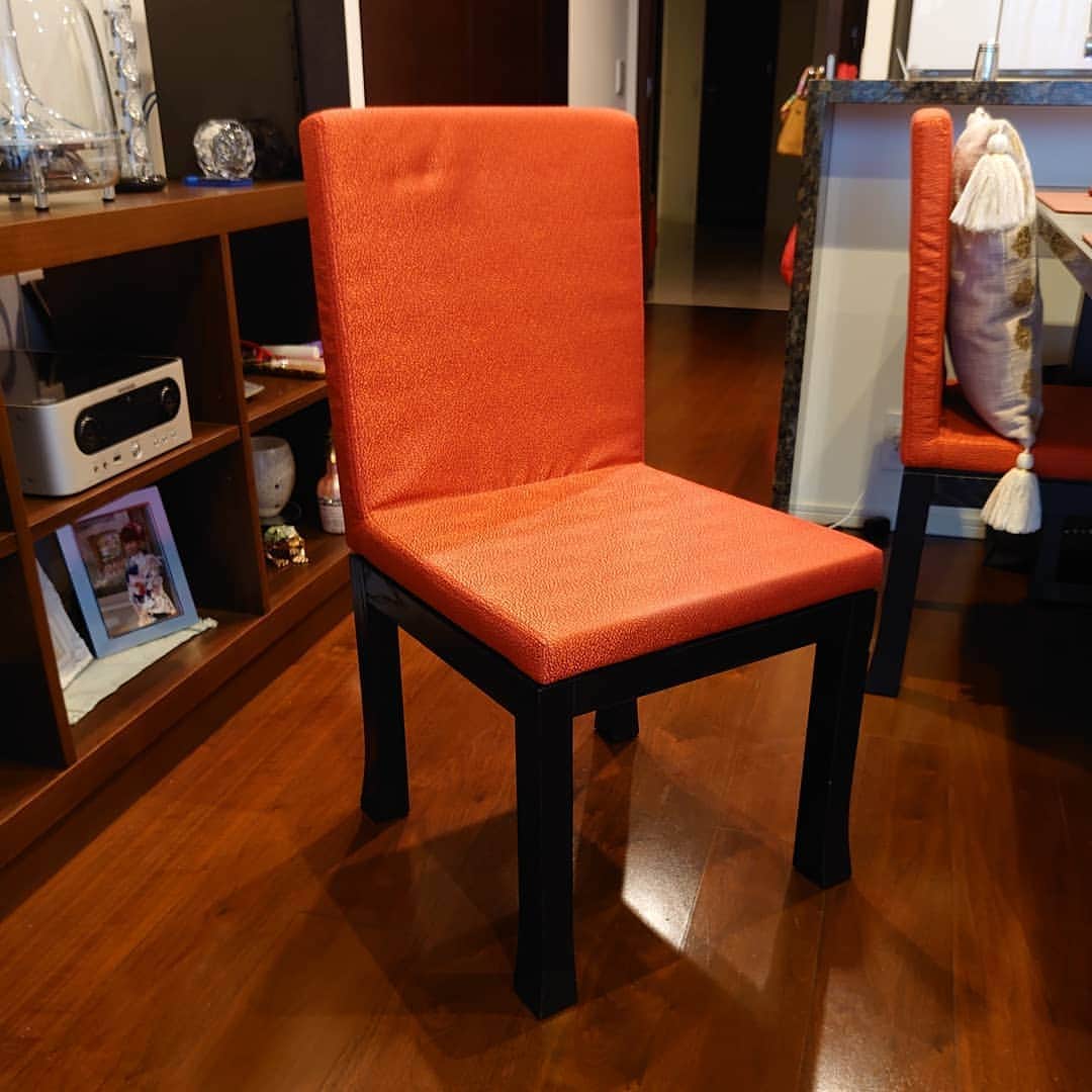五十嵐一誠さんのインスタグラム写真 - (五十嵐一誠Instagram)「椅子にこだわる  椅子もアートです  ダイニングの椅子は アルマーニカーサで生地を選んで オーダーしたものを使ってます  光沢のあるメタリック感の赤い生地に 黒の木の足 ルブタンのベーシックパンプスのカラーリング ですね  室内の椅子、テーブルの色、大きさ、形、だけで、その家のセンス、生活観が 変わりますよ🎵  #アルマーニ#アルマーニカーサ #furniture#art#ファニチャー#椅子 #イス#家具#ダイニング#chair#パンプス #armani #armanicasa #アート#ルブタン #louboutin」1月3日 7時24分 - superdentist5