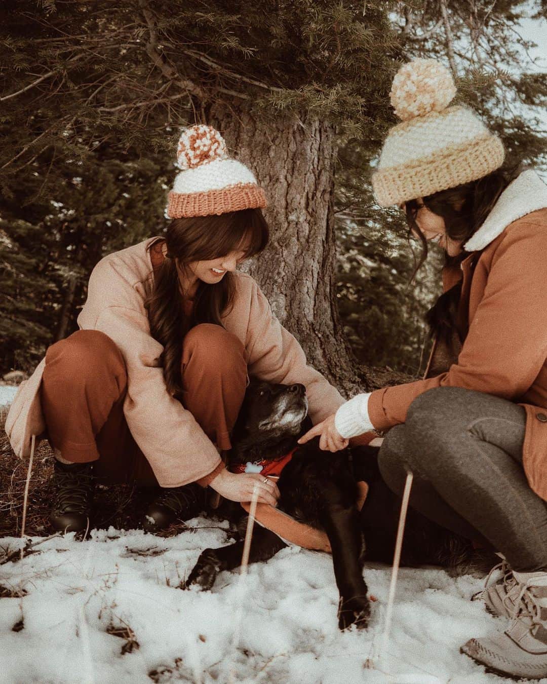 W E Y L I Eさんのインスタグラム写真 - (W E Y L I EInstagram)「I have the bestest friends in the world! Took a day trip to the snow with my friends and our doggies. Also, @_simplysandra handmade the beanies we’re wearing! 🌸 how cute is that?!」1月3日 7時41分 - weylie
