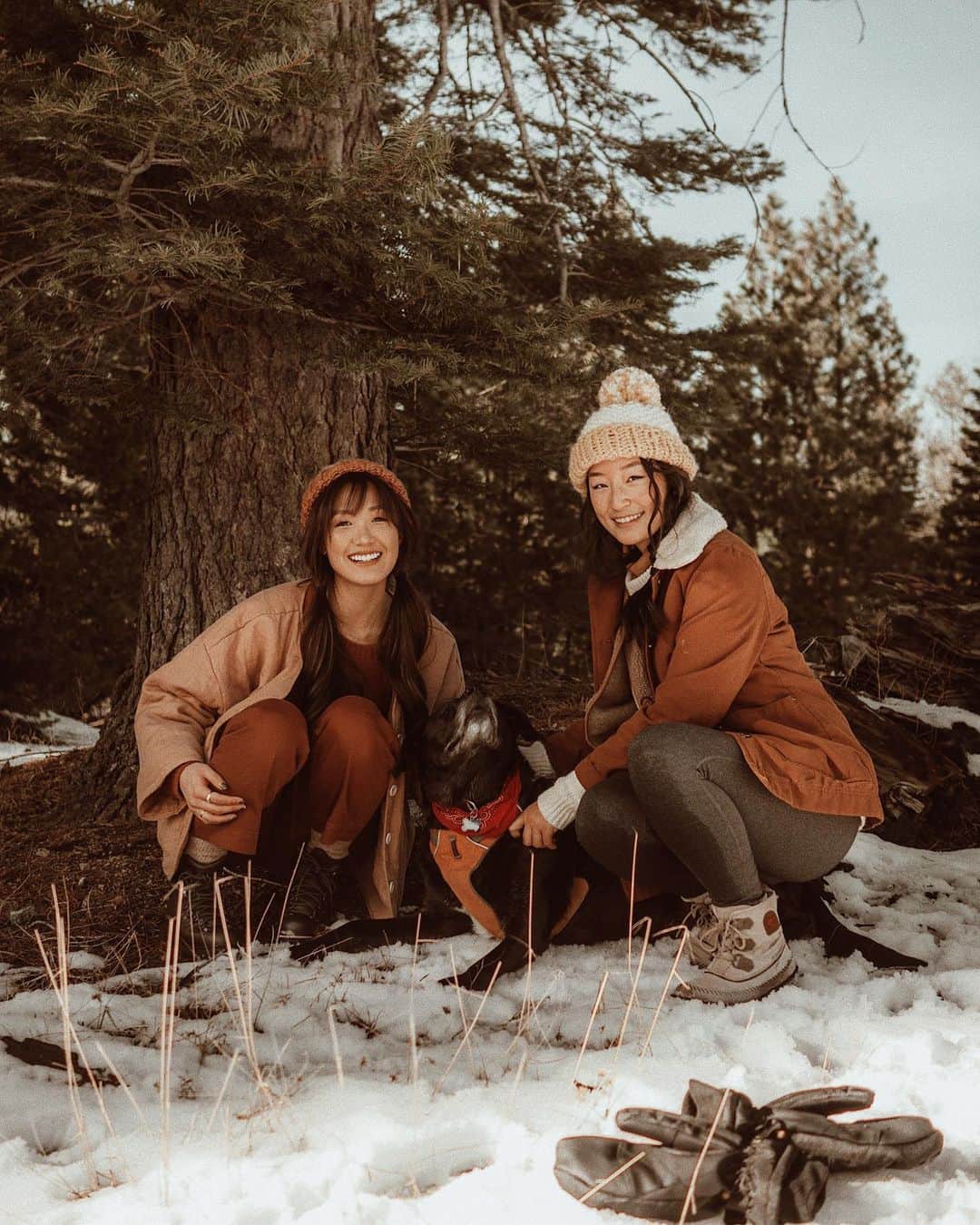 W E Y L I Eのインスタグラム：「I have the bestest friends in the world! Took a day trip to the snow with my friends and our doggies. Also, @_simplysandra handmade the beanies we’re wearing! 🌸 how cute is that?!」