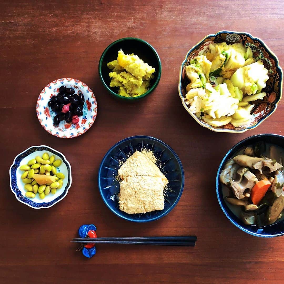 望月律子さんのインスタグラム写真 - (望月律子Instagram)「昨日実家から持ち帰ってきたお節。 助かります。 甘いのとしょっぱいのを交互に食べる。 #無限ループ #やめられない #とまらない #母の味」1月3日 13時11分 - ritsukomochizuki