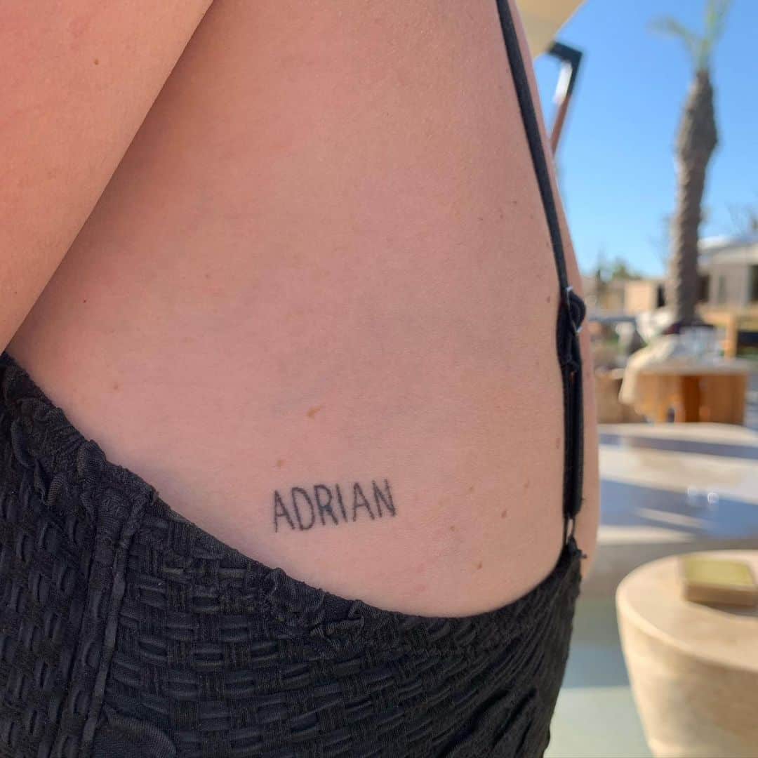 ケリー・オックスフォードのインスタグラム：「In 2019 we did this on Valentines Day in the middle of a rainstorm. I get it, it’s silly. But that’s what I want for the rest of my life, and in the end that’s what I want to remember the majority of life as.」