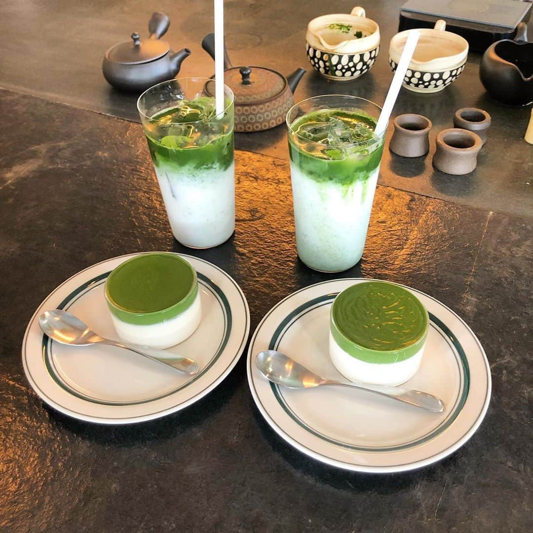 MERYさんのインスタグラム写真 - (MERYInstagram)「. 濃〜い抹茶を味わいたいなら、東京・西荻窪にある『Satén Japanese tea @saten_jp』へ行ってみるのはいかが？こだわりの茶葉から作った日本茶、濃厚で見た目も美しい抹茶プリンや抹茶ラテをいただくことができますよ。 落ち着いた雰囲気の中で本格的な抹茶を味わえる、抹茶好きにはたまらないお店です。 . 【店舗情報】 住所：東京都杉並区松庵3-25-9 営業時間：（火〜木、土日）10:00～21:00 （金）10:00～23:00 定休日：月曜日 . MERYでは他にも「かわいい」に近づくさまざまな情報を発信しています。 @mery.beauty コスメ・美容に特化した情報をお届け♡ @mery_spot 話題のカフェやお出かけスポットをご紹介！ こちらもぜひチェックしてみてください！ . . photo by @ayayuu32 . #MERY #regram #satenjapanesetea #cafe #matchaholic #카페스타그램 #카페 #냠냠 #西荻窪 #西荻窪カフェ #東京カフェ #東京カフェ巡り #サテン #抹茶 #抹茶プリン #抹茶ラテ #プリ活 #プリン部 #和スイーツ #抹茶スイーツ #抹茶好き #東京グルメ #おしゃれカフェ #カフェ活 #カフェ #カフェ巡り #カフェ好きな人と繋がりたい #お洒落さんと繋がりたい #MERY女子 #メリー」1月3日 8時00分 - mery.jp