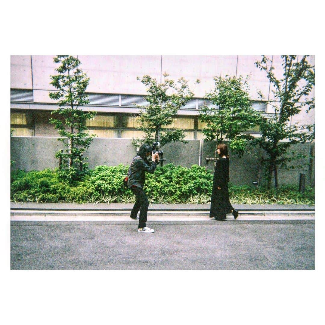 山谷花純さんのインスタグラム写真 - (山谷花純Instagram)「歩く。  #マネージャーk氏カメラ #写ルンです」1月3日 7時57分 - kasuminwoooow