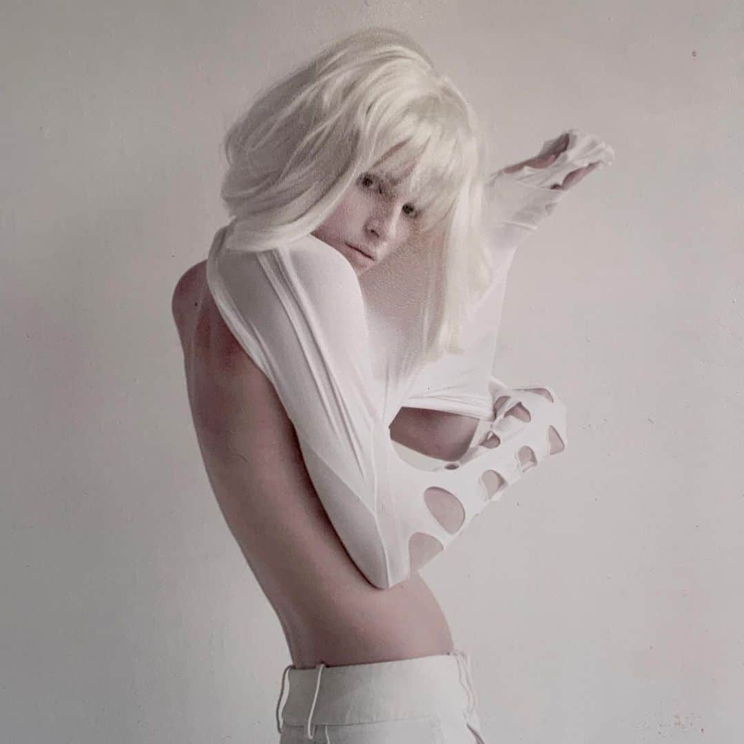 ブリット・マーリングのインスタグラム：「@lukegilford — remember this? 👻」