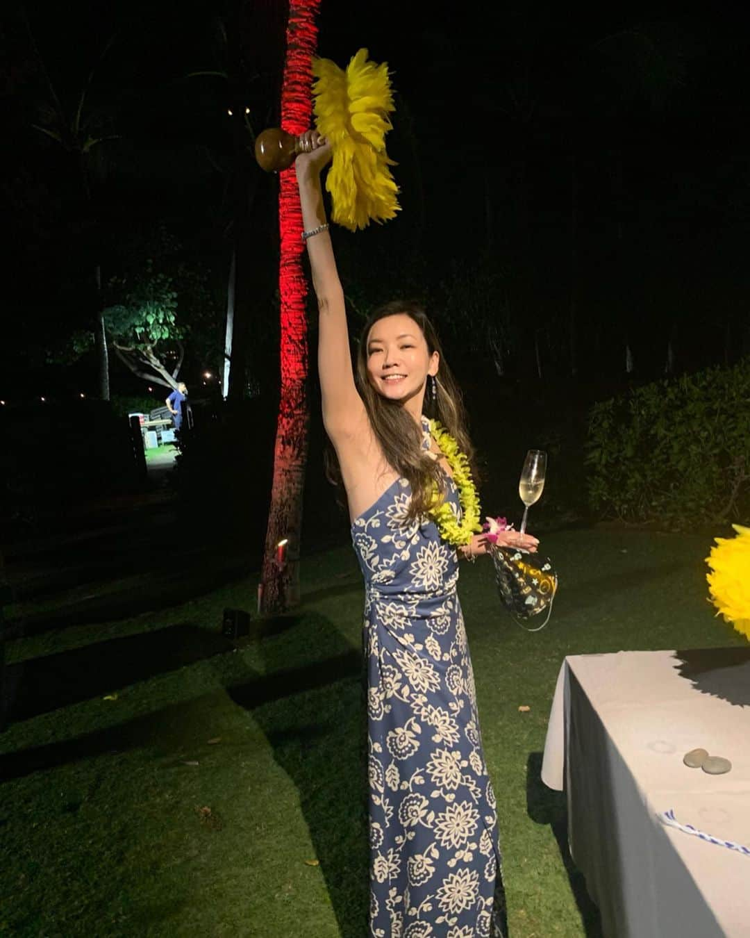 和央ようかさんのインスタグラム写真 - (和央ようかInstagram)「My New Year’s Eve 🌴🌈 Hula ( with champagne 🥂 😅😅😅) making Lei 🌺 Luau and dinnershow .. drinking 🍹 dancing fireworks 🎇  Soo much fun ❤️😘😍 ニューイヤーズイブ🌈🌴 シャンパン🥂フラダンス(何故か片手にシャンパン🥂😅)レイ🌺を作り、ルアウのショー、ディナーにダンスに花火🎆 楽しかった😍❤️ #takakoworldstylin🌎 #lifestyle #newyearseve #hawaii #hula #luau #fireworks #yokawao #和央ようか」1月3日 8時05分 - yokawao0215