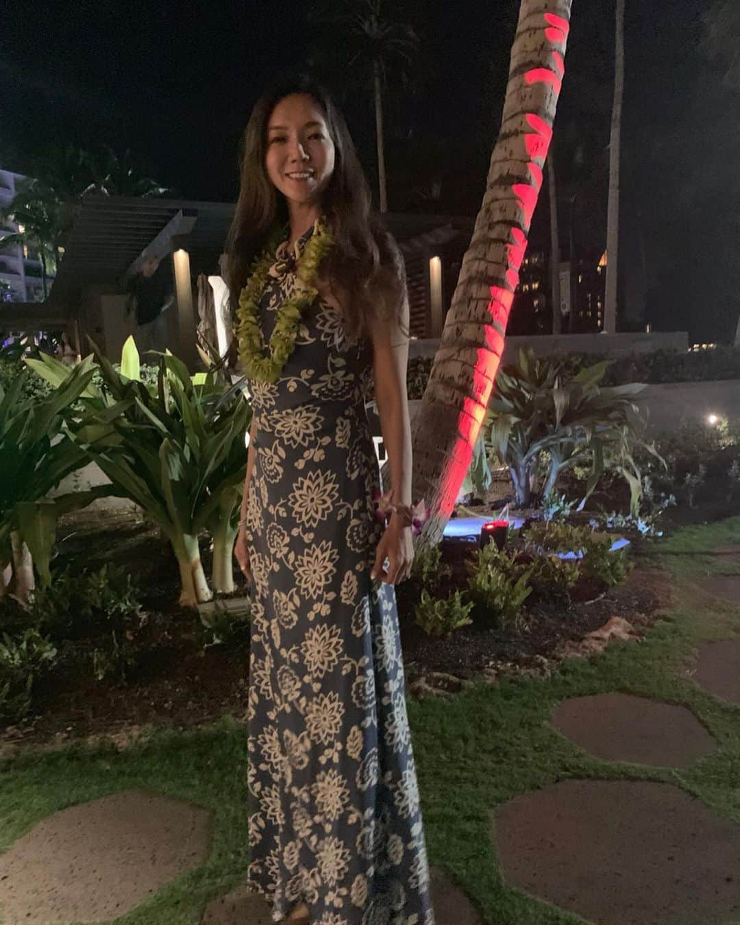 和央ようかさんのインスタグラム写真 - (和央ようかInstagram)「My New Year’s Eve 🌴🌈 Hula ( with champagne 🥂 😅😅😅) making Lei 🌺 Luau and dinnershow .. drinking 🍹 dancing fireworks 🎇  Soo much fun ❤️😘😍 ニューイヤーズイブ🌈🌴 シャンパン🥂フラダンス(何故か片手にシャンパン🥂😅)レイ🌺を作り、ルアウのショー、ディナーにダンスに花火🎆 楽しかった😍❤️ #takakoworldstylin🌎 #lifestyle #newyearseve #hawaii #hula #luau #fireworks #yokawao #和央ようか」1月3日 8時05分 - yokawao0215