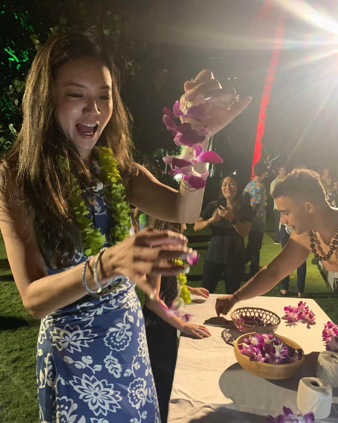 和央ようかさんのインスタグラム写真 - (和央ようかInstagram)「My New Year’s Eve 🌴🌈 Hula ( with champagne 🥂 😅😅😅) making Lei 🌺 Luau and dinnershow .. drinking 🍹 dancing fireworks 🎇  Soo much fun ❤️😘😍 ニューイヤーズイブ🌈🌴 シャンパン🥂フラダンス(何故か片手にシャンパン🥂😅)レイ🌺を作り、ルアウのショー、ディナーにダンスに花火🎆 楽しかった😍❤️ #takakoworldstylin🌎 #lifestyle #newyearseve #hawaii #hula #luau #fireworks #yokawao #和央ようか」1月3日 8時05分 - yokawao0215