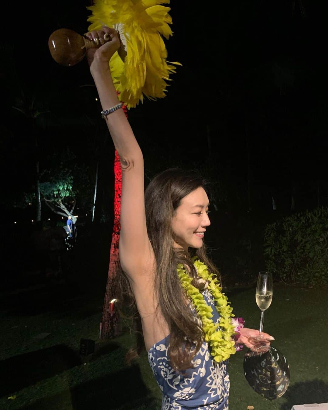 和央ようかさんのインスタグラム写真 - (和央ようかInstagram)「My New Year’s Eve 🌴🌈 Hula ( with champagne 🥂 😅😅😅) making Lei 🌺 Luau and dinnershow .. drinking 🍹 dancing fireworks 🎇  Soo much fun ❤️😘😍 ニューイヤーズイブ🌈🌴 シャンパン🥂フラダンス(何故か片手にシャンパン🥂😅)レイ🌺を作り、ルアウのショー、ディナーにダンスに花火🎆 楽しかった😍❤️ #takakoworldstylin🌎 #lifestyle #newyearseve #hawaii #hula #luau #fireworks #yokawao #和央ようか」1月3日 8時05分 - yokawao0215