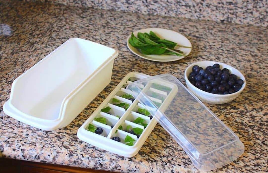 Lustrowareのインスタグラム：「Detoxing the way you like it ✨ You can add your favorite fruits/veggies and herbs to your ice for better-tasting water 💦 Get a set of 3 ice trays here www.amazon.com/lustroware - - - - #lustroware #icecubes #detoxwater #icecontainer #foodsaver #icetray」