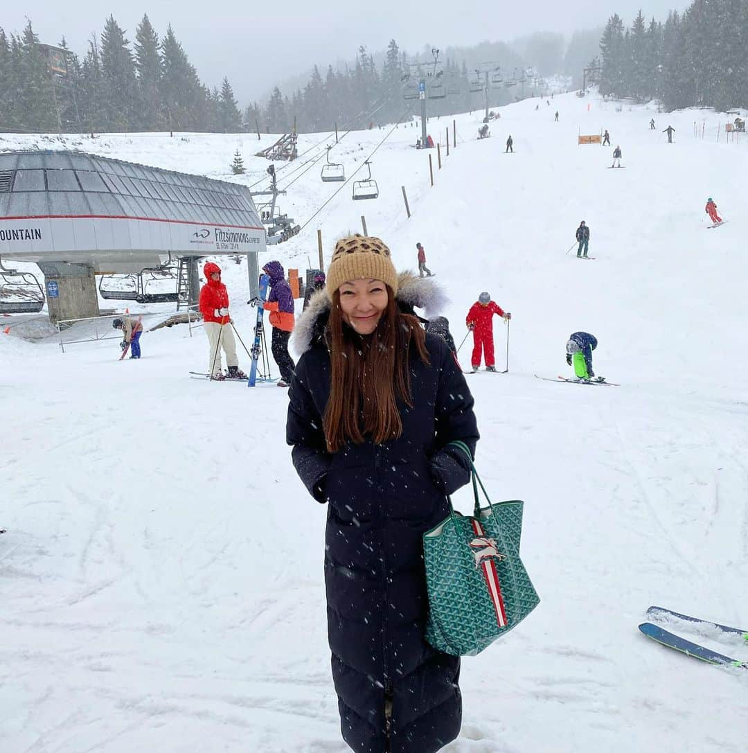 マキ・コニクソンさんのインスタグラム写真 - (マキ・コニクソンInstagram)「Good morning from Whistler Blackcomb!! 🇨🇦こちらは朝から雪が本格的に降ってきました！❄️このままいくと明日はFresh &Powder Snowで滑れそう！⛷ めちゃくちゃラッキー！✌🏼でも無茶すると怪我するから慎重に滑ろっと！本当に油断大敵だよね！☝🏼 #whistlerblackcomb  #ウィスラーのおすそ分け❄️ #もう若くないから何事も慎重に！🤣」1月3日 8時13分 - makikonikson