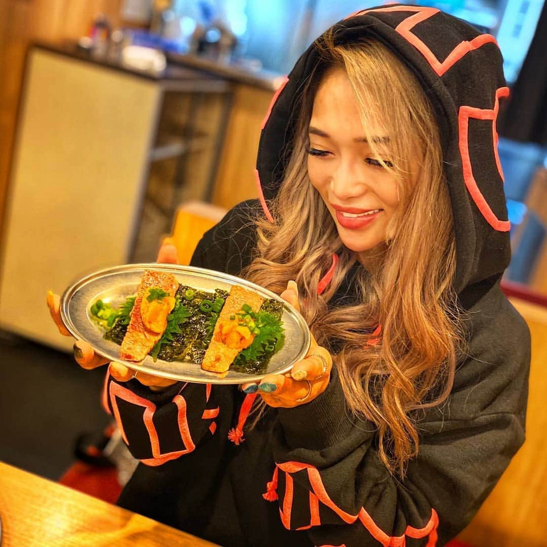 藤木そらさんのインスタグラム写真 - (藤木そらInstagram)「. .肉がすきや～♪♡♥ .ザブすき食べたいな～～ . .2日連中でうに食べた😁🙌💕ハッピー⸜(* ॑꒳ ॑* )⸝やはりうには飽きませんね😂✨💓 . .プリン体がらぶい藤木( ｰ̀ ֊ ｰ́ )🤜🏻⋆͛🤛🏻 . . .そういえば年末に1年お疲れ様、ご褒美に初めて#ソノクイーン したょ(•ө•)♡痛くないハイフとの事で安心して出来ました✨ハイフ急遽に痛くて我慢できない私にはソノクイーンいい😍‼✨ . . @tcb_nakano 東京中央美容外科 の @tcb_iso 磯村先生にカウンセリング受けたよ✨1ヶ月後くらいから効果が出るみたいやから楽しみ💓2枚目after、3枚目する前だよ～♪♡ . . . . . . . . .#焼肉 #肉スタグラム #ソノクイーン #ハイフ #リフトアップ #美容 #磯村先生 #東京中央美容外科  #リフトアップならtcb東京中央美容外科  #美容整形ならtcb東京中央美容外科 #中野 #東京中央美容外科中野院 #磯村亮輔 #PR」1月3日 8時36分 - sorafujiki