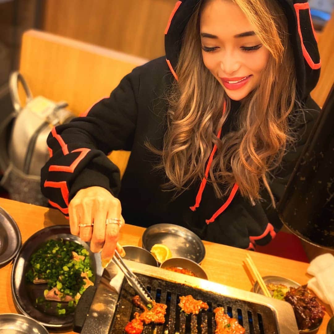 のインスタグラム：「. .肉がすきや～♪♡♥ .ザブすき食べたいな～～ . .2日連中でうに食べた😁🙌💕ハッピー⸜(* ॑꒳ ॑* )⸝やはりうには飽きませんね😂✨💓 . .プリン体がらぶい藤木( ｰ̀ ֊ ｰ́ )🤜🏻⋆͛🤛🏻 . . .そういえば年末に1年お疲れ様、ご褒美に初めて#ソノクイーン したょ(•ө•)♡痛くないハイフとの事で安心して出来ました✨ハイフ急遽に痛くて我慢できない私にはソノクイーンいい😍‼✨ . . @tcb_nakano 東京中央美容外科 の @tcb_iso 磯村先生にカウンセリング受けたよ✨1ヶ月後くらいから効果が出るみたいやから楽しみ💓2枚目after、3枚目する前だよ～♪♡ . . . . . . . . .#焼肉 #肉スタグラム #ソノクイーン #ハイフ #リフトアップ #美容 #磯村先生 #東京中央美容外科  #リフトアップならtcb東京中央美容外科  #美容整形ならtcb東京中央美容外科 #中野 #東京中央美容外科中野院 #磯村亮輔 #PR」