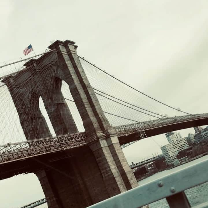 山本成美のインスタグラム：「. .  Brooklyn Bridge . . 寒いです❄️ .  #brooklynbride #brooklyn #ny #nyc #trip #travel #橋 #旅行 #ニューヨーク #tripgram #travelphotography」