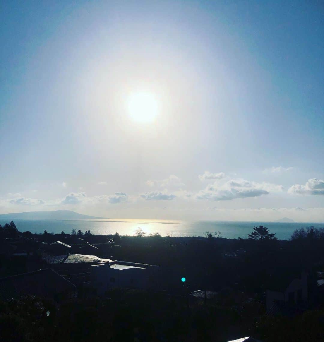 草刈民代さんのインスタグラム写真 - (草刈民代Instagram)「おはようございます！ 海に写っている太陽の光が美しい😊 新たな年が始まっていますね。 皆さま、いかがお過ごし？ 今日はお散歩でもしようかな。  #草刈民代#太陽#光#ひかり #海」1月3日 8時49分 - tamiyo_kusakari_official