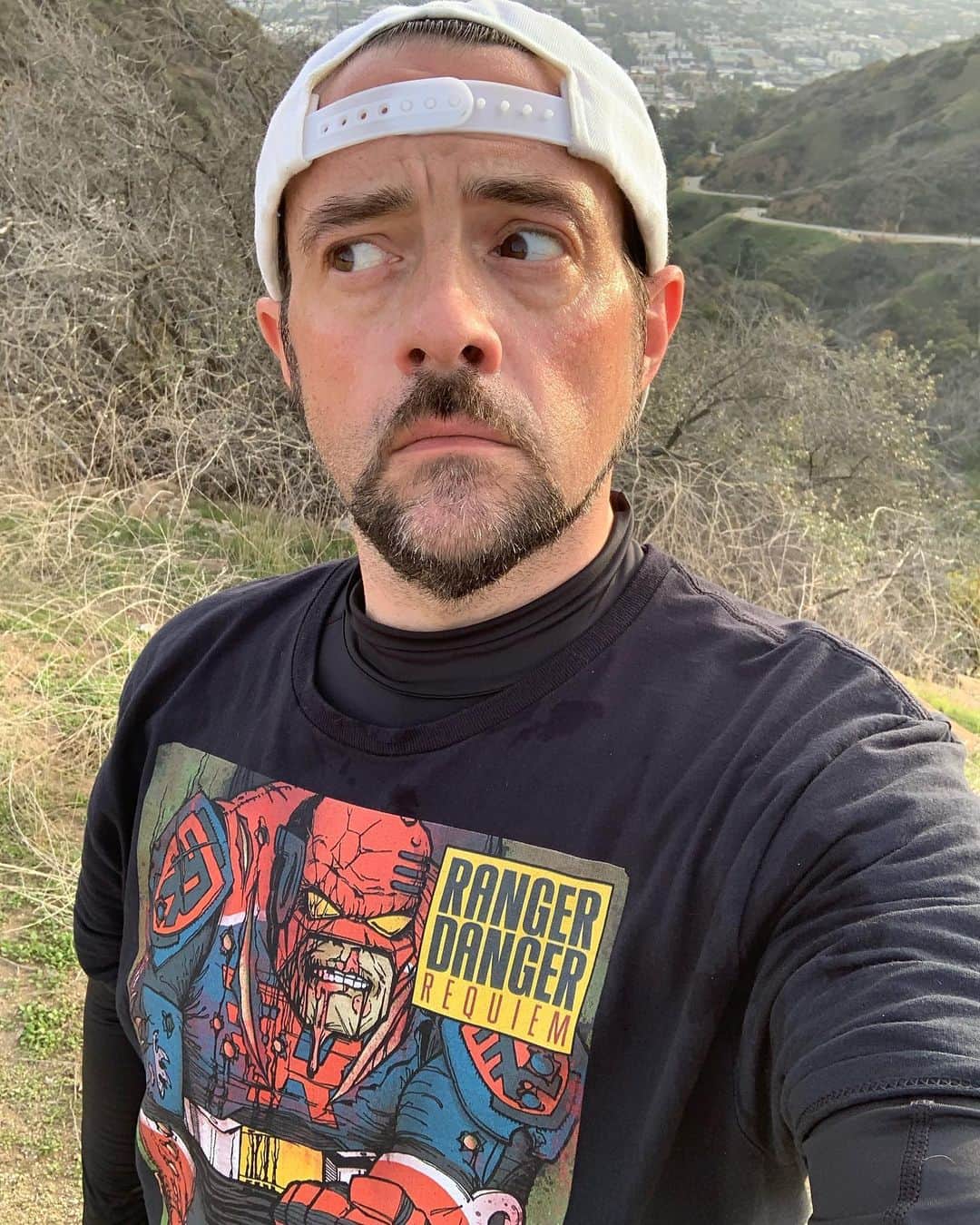 ケヴィン・スミスのインスタグラム：「First @runyoncanyon hike of 2020! Getting in my time on the hill before I head back out on the @jayandsilentbob #rebootroadshow Tour, starting in #Oakland on January 10th! Tickets at the link in my bio! #KevinSmith」