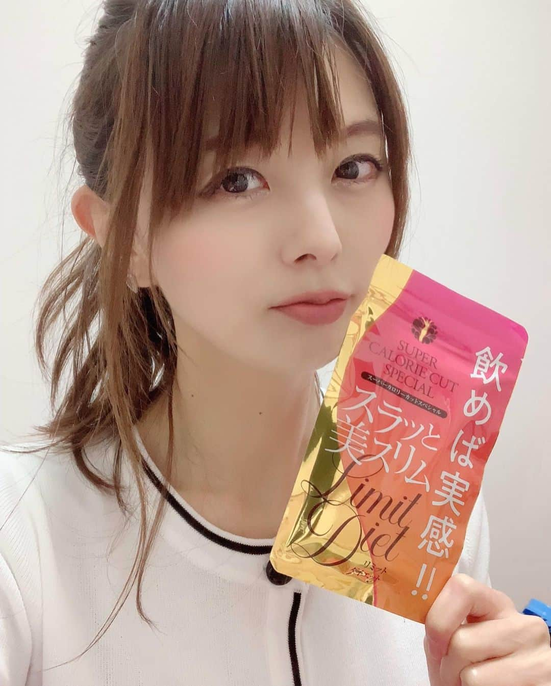 satomiさんのインスタグラム写真 - (satomiInstagram)「9連休の脅威！！ 🐷 帰省し食べて寝て繰り返ししてたら 超絶太ってる～！ｗｗ🐷🐷 * * 慌てて『飲めば実感！！スラっと美スリムリミットダイエット』GET!!💊 * 食前に1日2粒飲むだけで余分な脂質や糖質の吸収を抑えてくれて 1回当たり2106kcalもカットしてくれるんだって！！ * めっちゃめちゃありがたいサプリ♥ * 甘いものやジャンクフード、お肉、アイス食べまくった年末年始＞＜ これからしっかりダイエットします！！ * ↓URL載せておくので興味のある方は確認してみてね☺ * https://is.gd/Js1iHQ * *ㅤㅤㅤㅤㅤㅤㅤㅤㅤㅤ  #スラっと美スリム  #スーパーカロリーカットスペシャル  #ダイエット  #ダイエットサプリ  #食べたいけど痩せたい  #食べるの大好き  #痩せたい  #カロリーカットサプリ #スイーツ女子 #デブ卒業 #ダイエット成功者 #メリハリボディ #美ボディ #くびれ女子」1月3日 9時03分 - saatoomii47