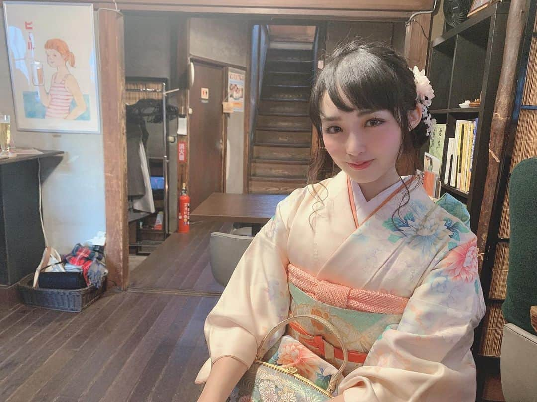 伊藤桃さんのインスタグラム写真 - (伊藤桃Instagram)「遅くなってしまいましたが‥ 新年明けましておめでとうございます！😊 本年もゆるーく乗り鉄している様子をあげていきますのでよかったらお付き合いのほど宜しくお願いいたします♡ 今年はもっとがんがん乗りたいし、まだアップしてない会津鉄道と長良川鉄道と天浜線についてがんがんあげます(宣言) 🛤 ということですが、せっかく振袖きたので鉄分ないのですが、そして私ばかりでおいってなると思うのですがあっぷ^_^ 🛤 ワンマンのグッズも手がけてくれた親友と振袖で！ 谷根千にいってきました。 根津神社でお参りして、屋台でいっぱいたべて笑笑 お母さんがね、目の前で作ってくれる具沢山の焼きそばおいしかったなー♡ そして少し移動して古民家のご飯屋さんへ☺︎ 浴衣にしろお着物にしろ。 和服がとってもだいすきなので着られて嬉しかった♡ 🛤 今年もよろしくね❤️ #japanesegirl  #kimono  #kimonofashion  #kimonogirl  #japaneseculture  #ilovejapan  #古民家カフェ  #japan_of_insta  #明けましておめでとうございます #振袖  #furisode #japanesegirlspic」1月3日 9時04分 - itomomo_tetsu