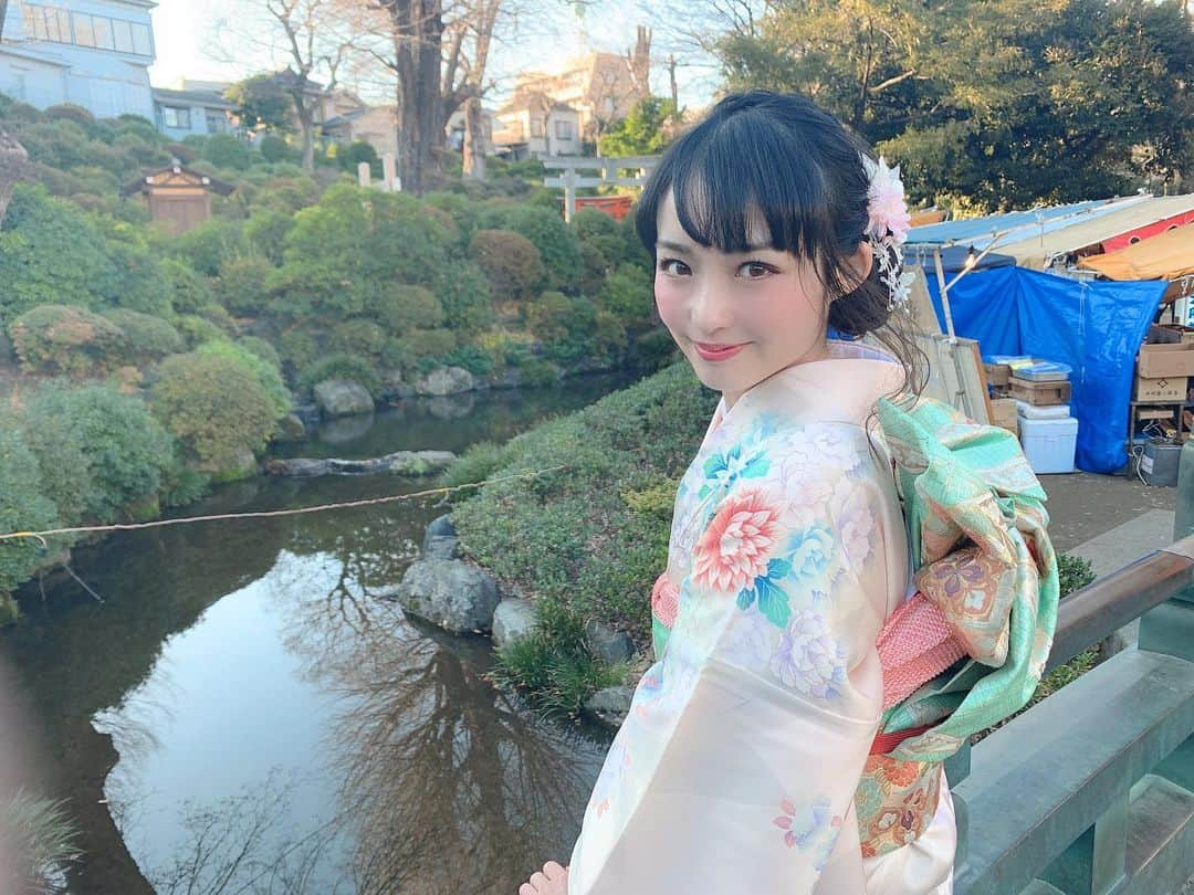 伊藤桃さんのインスタグラム写真 - (伊藤桃Instagram)「遅くなってしまいましたが‥ 新年明けましておめでとうございます！😊 本年もゆるーく乗り鉄している様子をあげていきますのでよかったらお付き合いのほど宜しくお願いいたします♡ 今年はもっとがんがん乗りたいし、まだアップしてない会津鉄道と長良川鉄道と天浜線についてがんがんあげます(宣言) 🛤 ということですが、せっかく振袖きたので鉄分ないのですが、そして私ばかりでおいってなると思うのですがあっぷ^_^ 🛤 ワンマンのグッズも手がけてくれた親友と振袖で！ 谷根千にいってきました。 根津神社でお参りして、屋台でいっぱいたべて笑笑 お母さんがね、目の前で作ってくれる具沢山の焼きそばおいしかったなー♡ そして少し移動して古民家のご飯屋さんへ☺︎ 浴衣にしろお着物にしろ。 和服がとってもだいすきなので着られて嬉しかった♡ 🛤 今年もよろしくね❤️ #japanesegirl  #kimono  #kimonofashion  #kimonogirl  #japaneseculture  #ilovejapan  #古民家カフェ  #japan_of_insta  #明けましておめでとうございます #振袖  #furisode #japanesegirlspic」1月3日 9時04分 - itomomo_tetsu