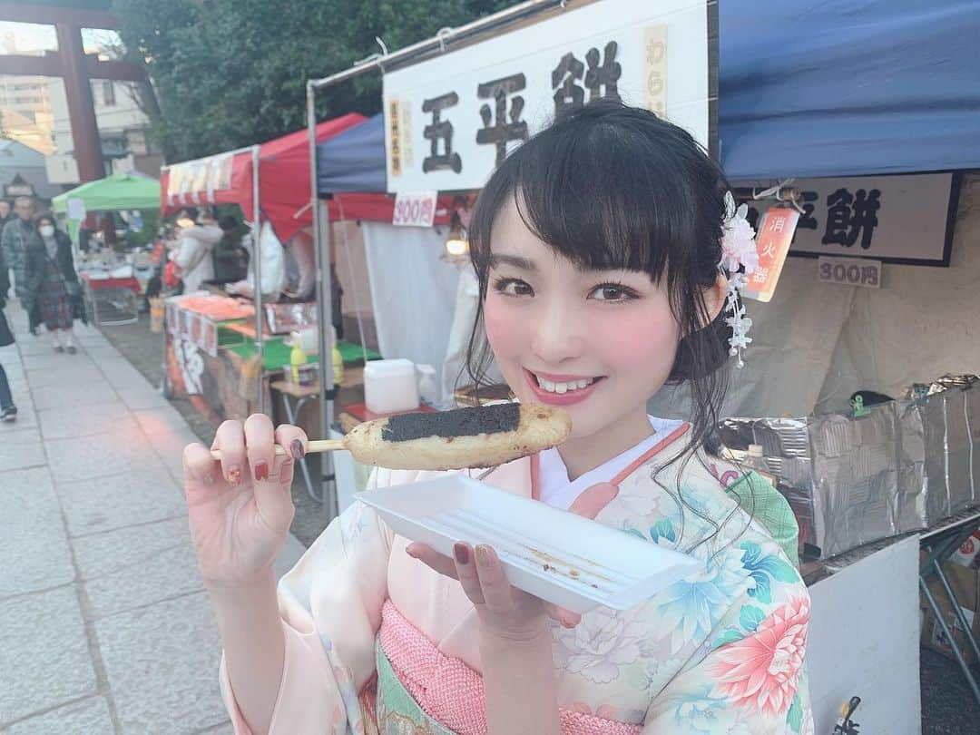 伊藤桃さんのインスタグラム写真 - (伊藤桃Instagram)「遅くなってしまいましたが‥ 新年明けましておめでとうございます！😊 本年もゆるーく乗り鉄している様子をあげていきますのでよかったらお付き合いのほど宜しくお願いいたします♡ 今年はもっとがんがん乗りたいし、まだアップしてない会津鉄道と長良川鉄道と天浜線についてがんがんあげます(宣言) 🛤 ということですが、せっかく振袖きたので鉄分ないのですが、そして私ばかりでおいってなると思うのですがあっぷ^_^ 🛤 ワンマンのグッズも手がけてくれた親友と振袖で！ 谷根千にいってきました。 根津神社でお参りして、屋台でいっぱいたべて笑笑 お母さんがね、目の前で作ってくれる具沢山の焼きそばおいしかったなー♡ そして少し移動して古民家のご飯屋さんへ☺︎ 浴衣にしろお着物にしろ。 和服がとってもだいすきなので着られて嬉しかった♡ 🛤 今年もよろしくね❤️ #japanesegirl  #kimono  #kimonofashion  #kimonogirl  #japaneseculture  #ilovejapan  #古民家カフェ  #japan_of_insta  #明けましておめでとうございます #振袖  #furisode #japanesegirlspic」1月3日 9時04分 - itomomo_tetsu