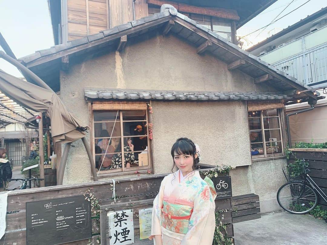 伊藤桃さんのインスタグラム写真 - (伊藤桃Instagram)「遅くなってしまいましたが‥ 新年明けましておめでとうございます！😊 本年もゆるーく乗り鉄している様子をあげていきますのでよかったらお付き合いのほど宜しくお願いいたします♡ 今年はもっとがんがん乗りたいし、まだアップしてない会津鉄道と長良川鉄道と天浜線についてがんがんあげます(宣言) 🛤 ということですが、せっかく振袖きたので鉄分ないのですが、そして私ばかりでおいってなると思うのですがあっぷ^_^ 🛤 ワンマンのグッズも手がけてくれた親友と振袖で！ 谷根千にいってきました。 根津神社でお参りして、屋台でいっぱいたべて笑笑 お母さんがね、目の前で作ってくれる具沢山の焼きそばおいしかったなー♡ そして少し移動して古民家のご飯屋さんへ☺︎ 浴衣にしろお着物にしろ。 和服がとってもだいすきなので着られて嬉しかった♡ 🛤 今年もよろしくね❤️ #japanesegirl  #kimono  #kimonofashion  #kimonogirl  #japaneseculture  #ilovejapan  #古民家カフェ  #japan_of_insta  #明けましておめでとうございます #振袖  #furisode #japanesegirlspic」1月3日 9時04分 - itomomo_tetsu