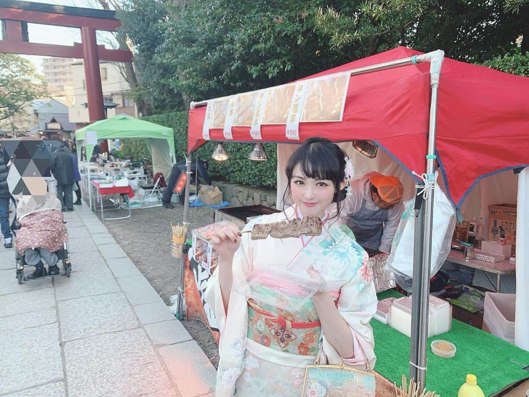 伊藤桃さんのインスタグラム写真 - (伊藤桃Instagram)「遅くなってしまいましたが‥ 新年明けましておめでとうございます！😊 本年もゆるーく乗り鉄している様子をあげていきますのでよかったらお付き合いのほど宜しくお願いいたします♡ 今年はもっとがんがん乗りたいし、まだアップしてない会津鉄道と長良川鉄道と天浜線についてがんがんあげます(宣言) 🛤 ということですが、せっかく振袖きたので鉄分ないのですが、そして私ばかりでおいってなると思うのですがあっぷ^_^ 🛤 ワンマンのグッズも手がけてくれた親友と振袖で！ 谷根千にいってきました。 根津神社でお参りして、屋台でいっぱいたべて笑笑 お母さんがね、目の前で作ってくれる具沢山の焼きそばおいしかったなー♡ そして少し移動して古民家のご飯屋さんへ☺︎ 浴衣にしろお着物にしろ。 和服がとってもだいすきなので着られて嬉しかった♡ 🛤 今年もよろしくね❤️ #japanesegirl  #kimono  #kimonofashion  #kimonogirl  #japaneseculture  #ilovejapan  #古民家カフェ  #japan_of_insta  #明けましておめでとうございます #振袖  #furisode #japanesegirlspic」1月3日 9時04分 - itomomo_tetsu