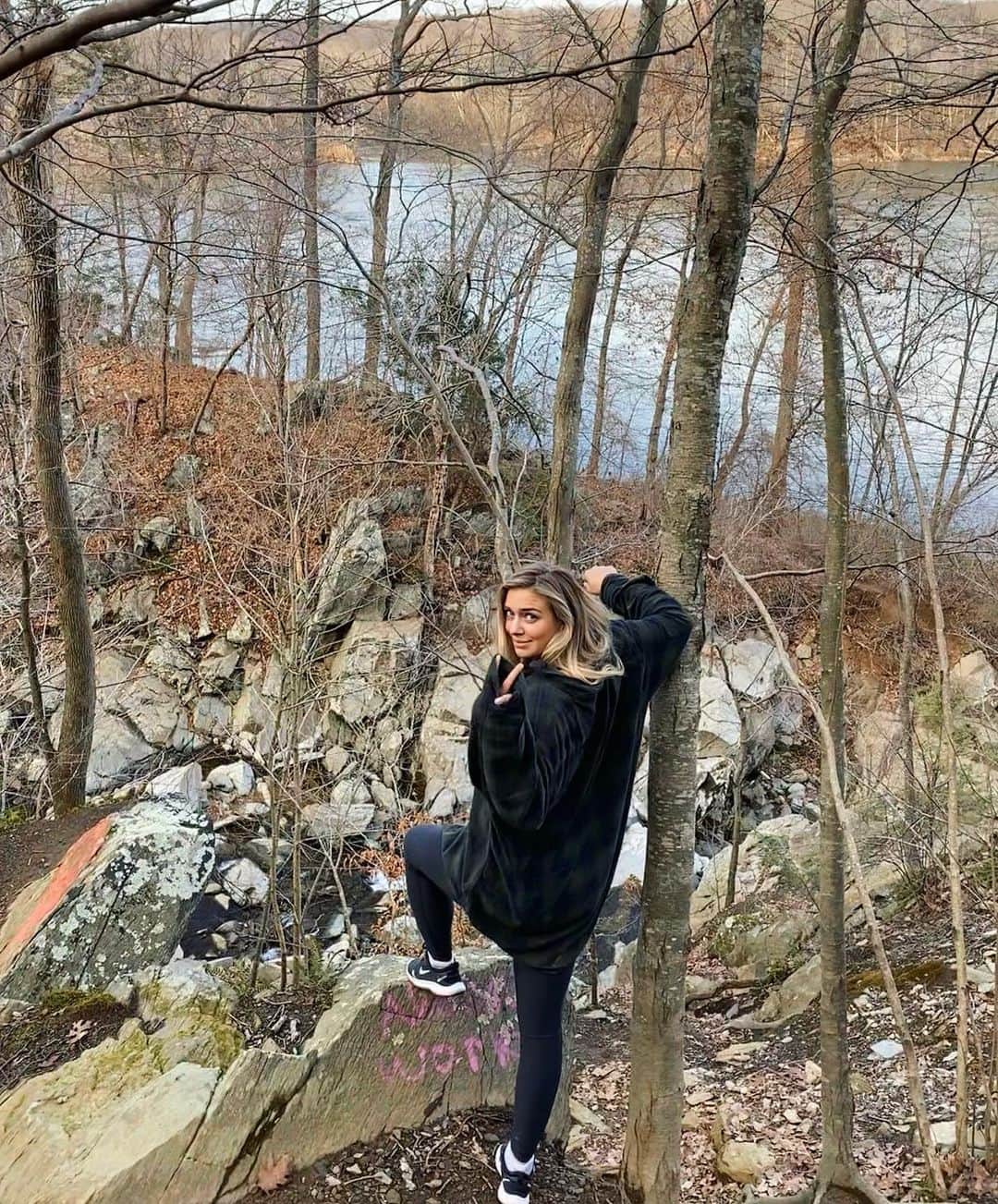 レイチェル・パーソンズのインスタグラム：「Geocaching day 1 was a success (and we definitely didn’t almost get lost in the dark😂)」